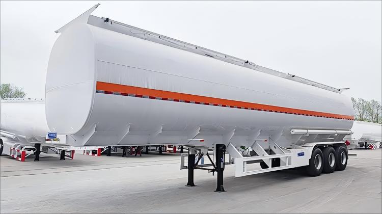 Remolque cisterna de combustible de 42000 litros en venta en República Dominicana