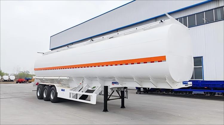Remolque cisterna de combustible de 42000 litros en venta en República Dominicana