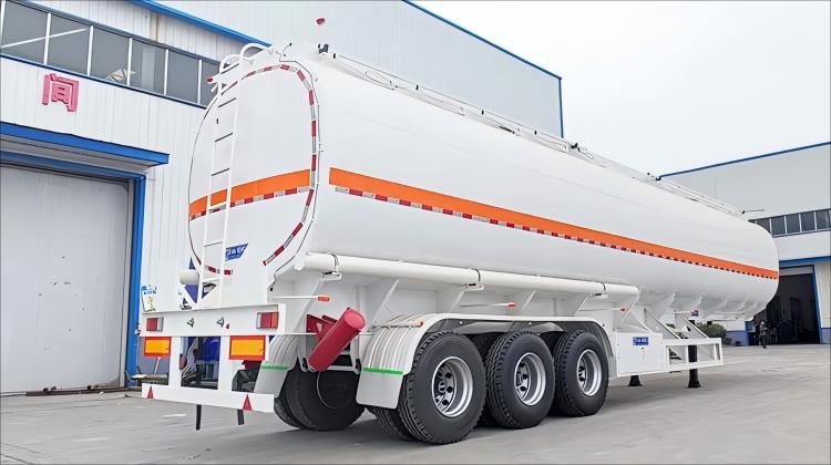 Remolque cisterna de combustible de 42000 litros en venta en República Dominicana