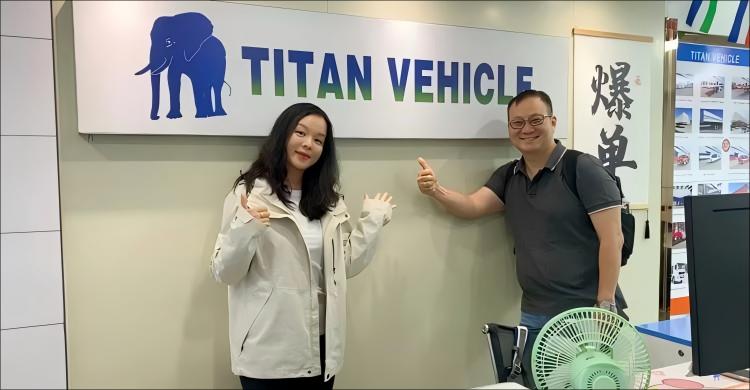 Cliente filipino visita TITAN para comprar un remolque de plataforma baja