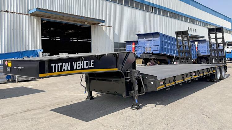 Cliente filipino visita TITAN para comprar un remolque de plataforma baja
