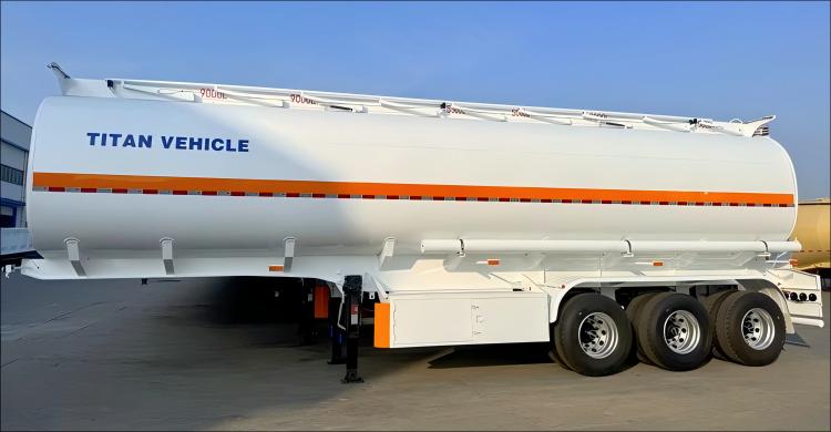 Remolque cisterna de combustible TITAN en venta en Angola
