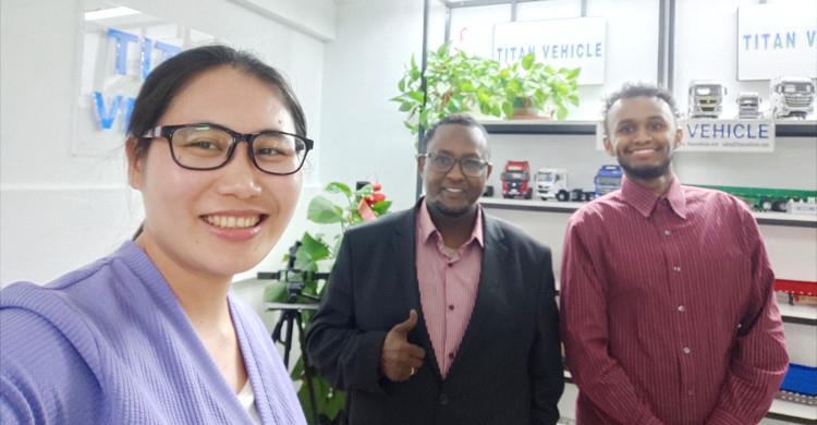 Clientes de Zimbabwe visitan TITAN para Triaxle con tablas