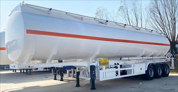 Remolque cisterna de combustible de 3 ejes y 45.000 litros en venta en Tanzania