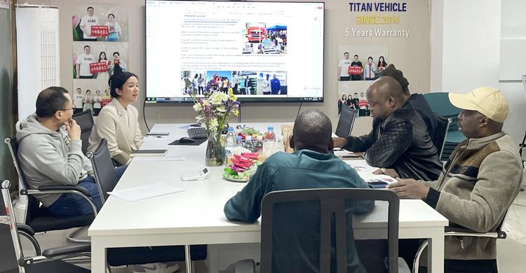 Cliente de Senegal visita TITAN para comprar semirremolque vallado de 4 ejes y 80 toneladas