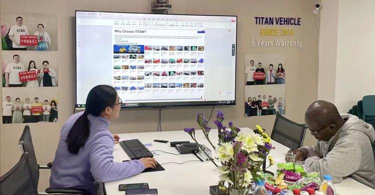 Cliente ghanés visita TITAN para remolque Lowboy de 3 ejes
