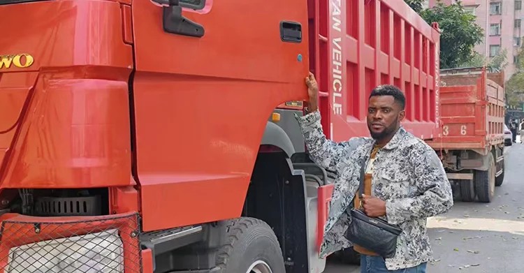Camión volquete Sinotruk Howo 8x4 usado en venta en Nigeria