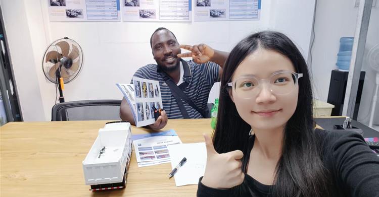 Un cliente de Mali visita TITAN para comprar el camión volquete Howo NX 380