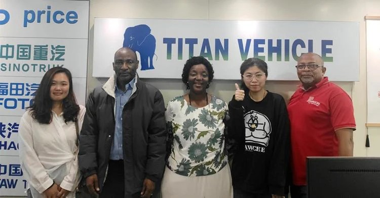 Clientes de Sierra Leona visitan TITAN para comprar un remolque de plataforma baja de 2 ejes y 30 toneladas