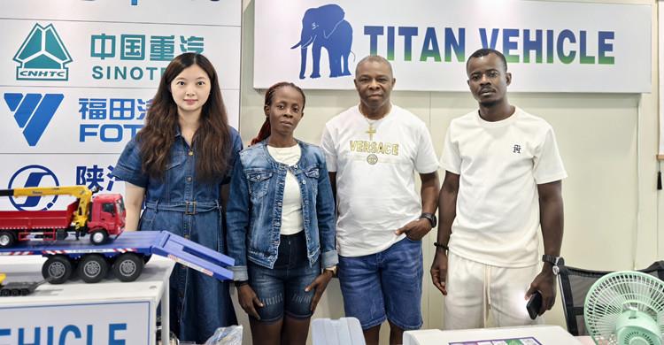 Clientes nigerianos visitan TITAN para comprar semirremolque vallado