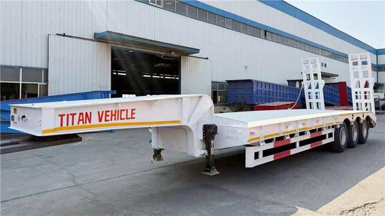Remolque de plataforma baja de 80 toneladas en venta en el Congo