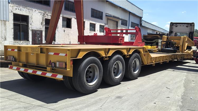 Semirremolque de plataforma baja de 3 ejes y 80 toneladas en venta en Nigeria