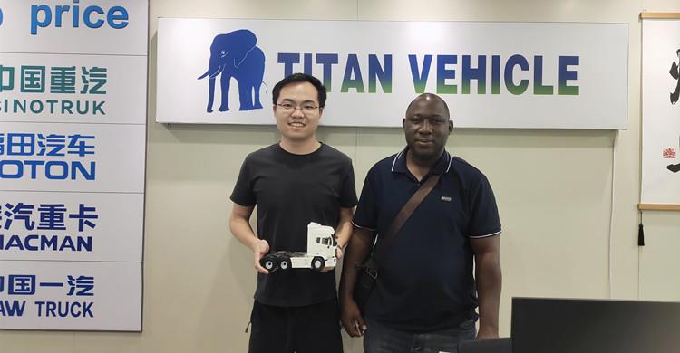 Cliente ghan&eacute;s viene a TITAN para comprar remolque de cama baja