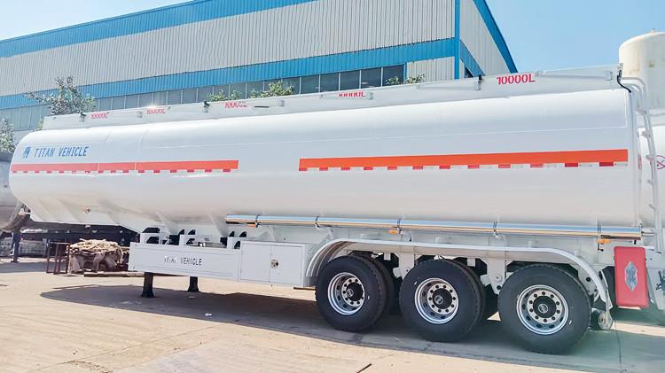 Clientes de Arabia Saudita visitan TITAN para comprar un remolque para petrolero