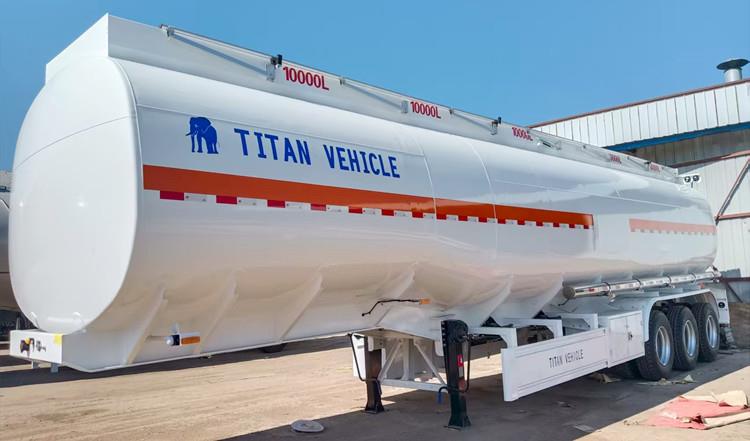 Clientes de Arabia Saudita visitan TITAN para comprar un remolque para petrolero