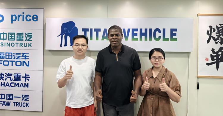 Un cliente guineano acudió a TITAN para comprar un remolque de plataforma baja con cuello de cisne de 3 ejes.