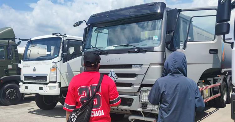 Cliente ghanés visitó TITAN para comprar camión Howo
