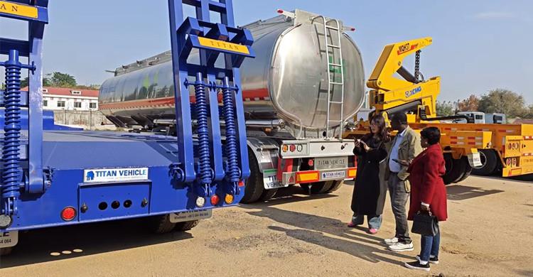 Clientes de Guyana visitan la fábrica de TITAN para ver los remolques de plataforma baja en stock.