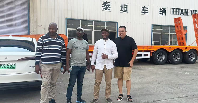 Remolque de plataforma baja de tres ejes en venta en Angola