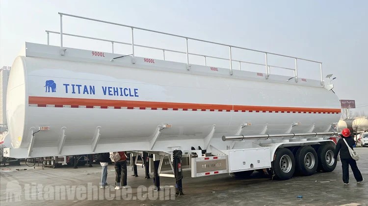 Un cliente de Mali acudió a TITAN para comprar remolques cisterna de combustible.