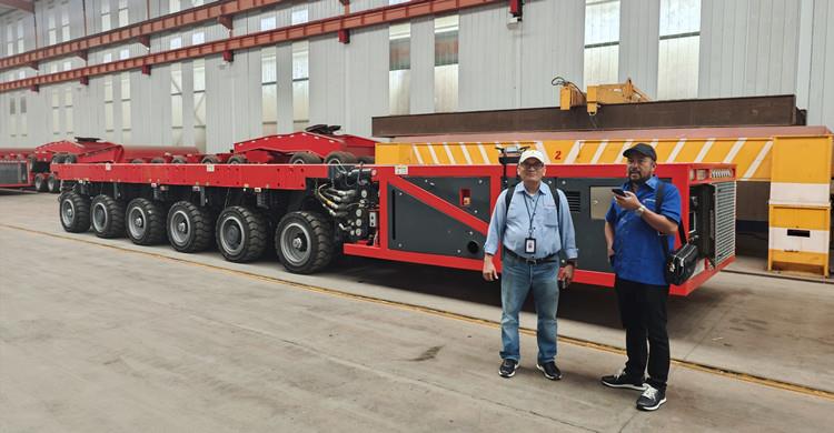 Clientes de los Emiratos Árabes Unidos visitan la fábrica de remolques TITAN SPMT