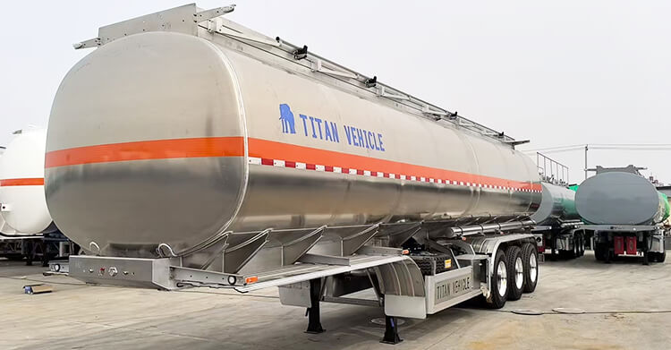 Cisterna de aluminio de 3 ejes en venta en Tanzania