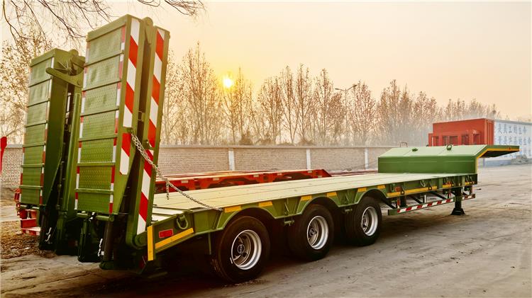 Remolque de plataforma baja extensible en venta en Per&uacute;