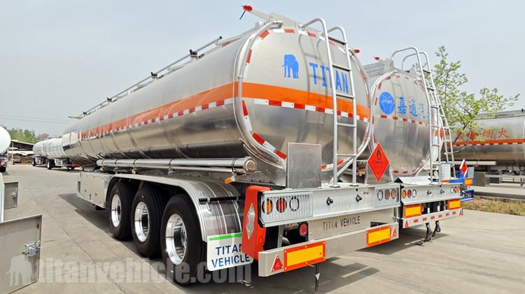 Cliente jamaiquino visita TITAN para comprar un semirremolque cisterna de aluminio