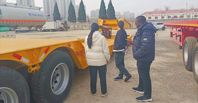 Un cliente nigeriano visitó TITAN y compró un remolque de plataforma baja de 120 toneladas.