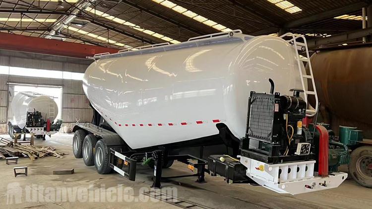 Clientes de Zambia visitan TITAN para comprar cemento a granel.