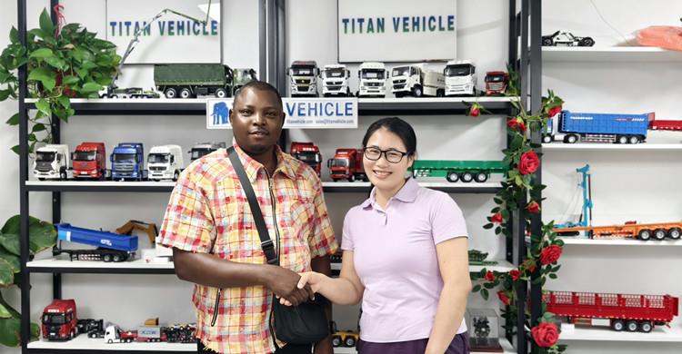 Cliente jamaicano visita TITAN para comprar un trailer de esqueleto