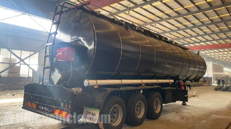 Se vende en Guinea un remolque cisterna de asfalto l&iacute;quido de tres ejes.