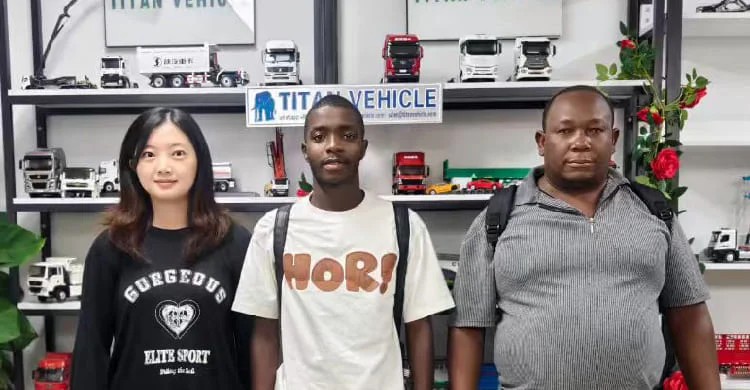 Se vende en Guinea un remolque cisterna de asfalto l&iacute;quido de tres ejes.