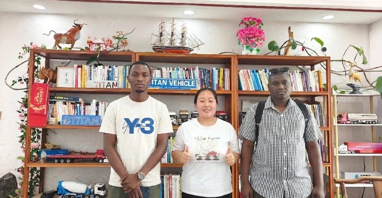 Se vende camión con remolque de plataforma baja de 3 ejes y 60 toneladas en Sierra Leona.