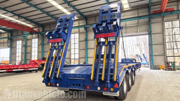 Remolque de plataforma baja de tres ejes en venta en Panamá