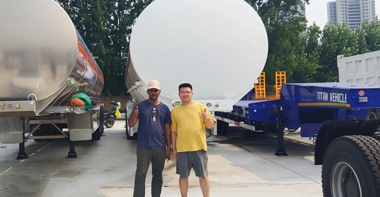 Un cliente zambiano visita TITAN para comprar un semirremolque cisterna de combustible de 45.000 litros.