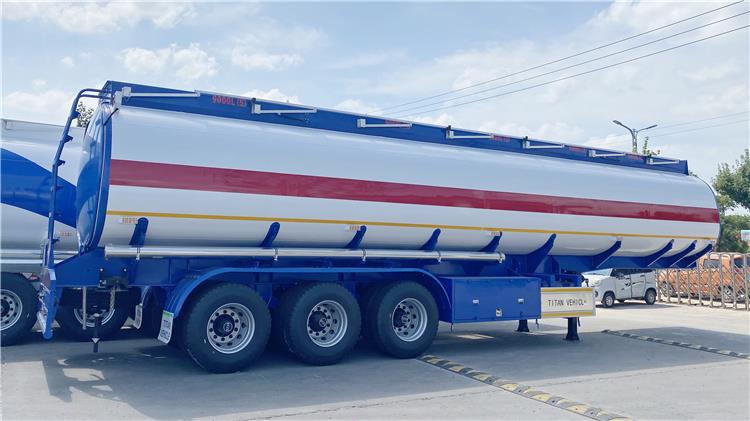 Se vende en Zambia un remolque cisterna de combustible de 40.000 litros.