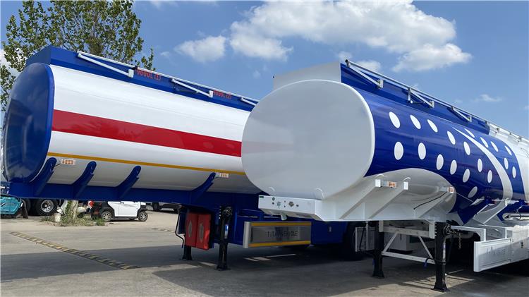 Se vende en Zambia un remolque cisterna de combustible de 40.000 litros.