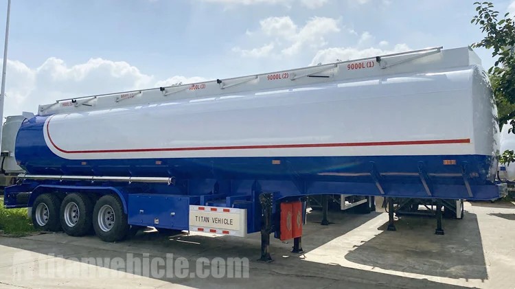 Clientes de Mali visitan la fábrica de TITAN para comprar camiones cisterna de combustible.