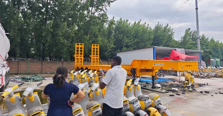 Cami&oacute;n semirremolque de plataforma baja de 3 ejes en venta en Uganda.