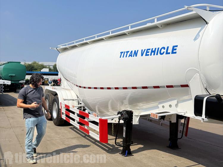 Cliente dominicano visita TITAN para comprar un camión cisterna de cemento de 2 ejes y 25 m³.