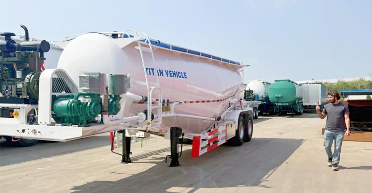Cliente dominicano visita TITAN para comprar un camión cisterna de cemento de 2 ejes y 25 m³.