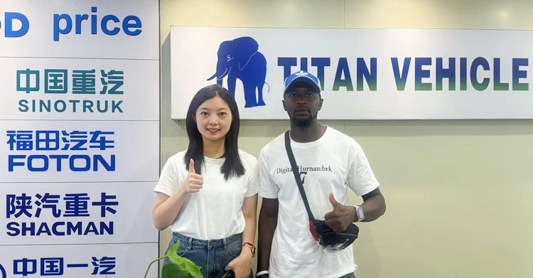 Un cliente senegalés visita TITAN para comprar un remolque esqueleto de 4 ejes.