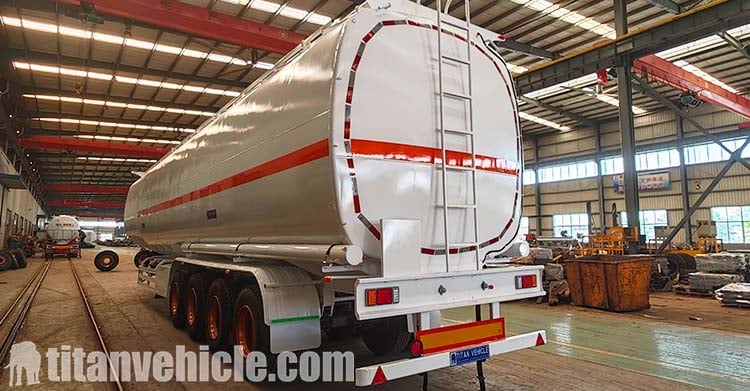 Remolque cisterna de combustible de 4 ejes en venta en Nigeria