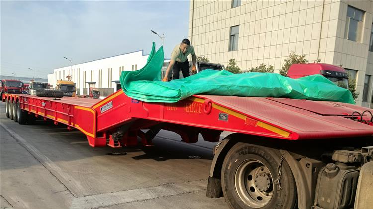 Remolque de plataforma baja plegable de 4 ejes con cuello de cisne en venta en Emiratos &Aacute;rabes Unidos