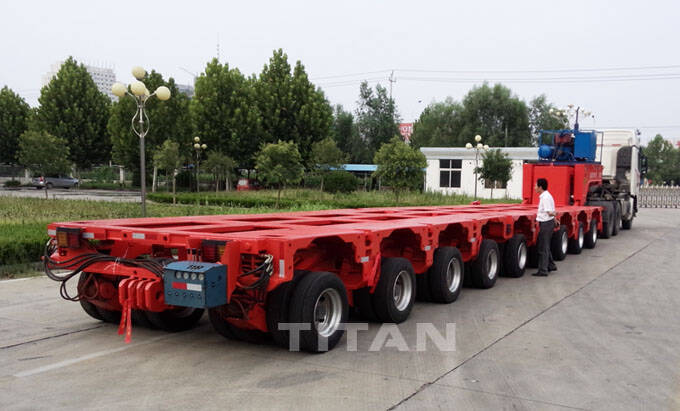 Descripción del Producto: Los vehículos de transporte modulares autopropulsados ​​producidos por Titan se utilizan principalmente para transportar estructuras pesadas, grandes, altas y de formas especiales para puentes, proyectos de túneles, proyectos de energía, proyectos petroquímicos y construcción de ferrocarriles.  Los semirremolques hidráulicos de plataforma Titan se utilizan para transportar cargas de gran tamaño y con sobrepeso. El remolque hidráulico completo está dividido en varias partes y se puede ensamblar en varias series que van desde 45 toneladas hasta 2200 toneladas.  Semirremolque de eje hidráulico de alta resistencia de 250 toneladas  Semirremolque de eje hidráulico de alta resistencia de 250 toneladas    Ventaja: -La suspensión del eje hidráulico hace frente a condiciones irregulares del camino.  -Plataforma regulable en altura  -Pequeño radio de giro, ángulo de dirección de 48° y cuello de cisne hidráulico  -Cada módulo se puede combinar uno al lado del otro  -Estructura extremadamente fuerte y duradera, capacidad de carga extremadamente alta.  -Todas las ruedas se pueden operar de forma automática o manual.  -El cilindro de elevación permite que el semirremolque responda automáticamente a las malas condiciones de la carretera.
