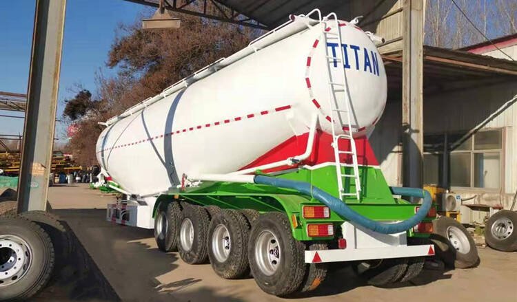 Semirremolque cisterna de polvo de cuatro ejes y 65 metros cúbicos