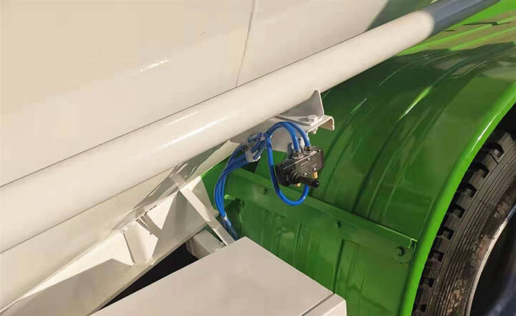 Semirremolque cisterna de polvo de cuatro ejes y 65 metros cúbicos