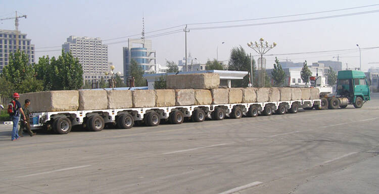Descripción del Producto: Conocidos por su acero estructural altamente robusto y su alta capacidad de carga de 60 a 150 toneladas, los remolques de cuello de cisne desmontables Titan se pueden personalizar para satisfacer sus necesidades de transporte.  Los remolques de cuello de cisne desmontables pueden separar el cuello de cisne del remolque para lograr el contacto entre la parte delantera del vehículo y el suelo. Después de cargar la carga o el equipo, su remolque se restaura a su estado de transporte original a tiempo para el transporte.  El método de carga del remolque con cuello de cisne se carga desde la parte delantera. El piso de carga desmontable con cuello de cisne es muy bajo, por lo que la estabilidad y la seguridad son excelentes.  Semirremolque cuello de cisne desmontable de 180 toneladas  Remolque de cuello de cisne desmontable de 180 toneladasSemirremolque cuello de cisne desmontable de 180 toneladas  Semirremolque cuello de cisne desmontable de 180 toneladas  Semirremolque cuello de cisne desmontable de 180 toneladas    Ventaja: 1. Plataforma de trabajo con altura baja para transportar mercancías pesadas.  2. El semirremolque de plataforma baja desmontable con cuello de cisne Titan adopta acero estructural de alta resistencia, que tiene una estructura resistente a la tracción y duradera.  3. La viga principal adopta tecnología de soldadura por arco sumergido para mejorar la capacidad de carga y cumplir con los requisitos de carga en condiciones difíciles de la carretera.  4. La escalera de carga está hecha de acero de alta resistencia, tiene una alta capacidad de carga y no se deforma al transportar equipo pesado.  5. La suspensión asegura su alta capacidad de carga y aumenta su resistencia a la torsión, golpes e impactos.  6. Piezas de marcas de renombre mundial para garantizar alta calidad y ahorrar costos.      Especificación: Dimensiones totales: 18000 mm * 3000 mm * 2200 mm  Capacidad de carga: >150 toneladas  Ejes: 10 ejes  Suspensión: Suspensión mecánica pesada  Neumáticos: 40 piezas  Pasador de tracción: 90#  Estabilizador: JOST  Sistema de frenos: válvula WABCO  Sistema eléctrico: 24V, luz LED