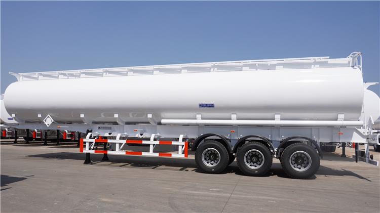 Semirremolque cisterna de combustible de tres ejes y 45000 L a la venta en Zambia